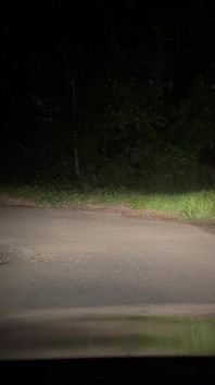 Sikanie na zewnątrz w różowym kombinezonie z pełną gumą