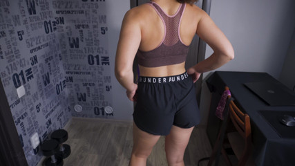 Teasecombo 4K: PAWG MILF škádlí její zadek ve sportovních Under Armor Kraťasy