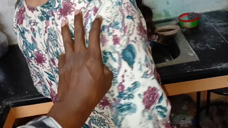 Apple Porn: Sex extrem cu călărire inversă cu Devar Bhabhi