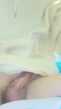ผู้ชายน่ารักเย็ดตูดเธอด้วยของเล่นและหลั่งน้ําอสุจิ