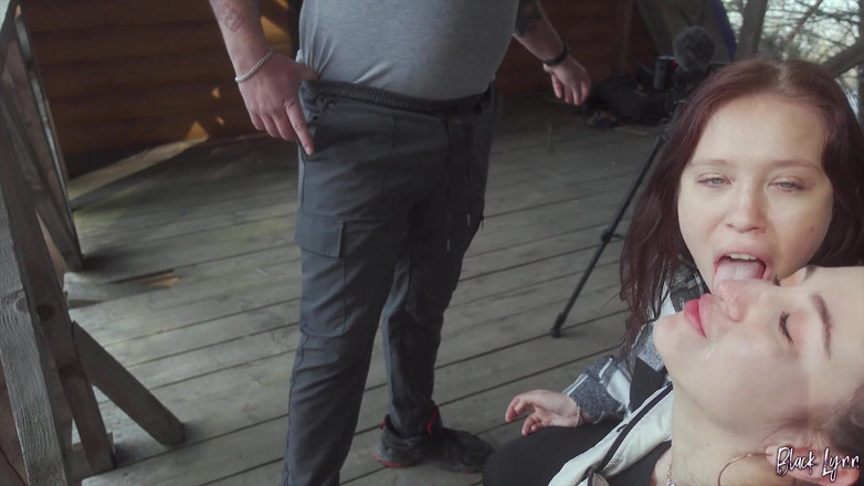 YSP Studio: Ми смоктали його разом під час нашої відпустки - мінет утрьох на відкритому повітрі