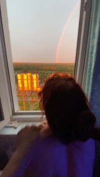 O arco-íris brilha no céu, e eu estou curtindo o sexo com uma mulher ruiva