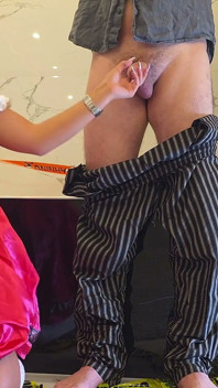 Acabando en la chica de la Oktoberfest en Dirndl después de una paja lenta con saliva en la polla para celebrar correctamente la fiesta