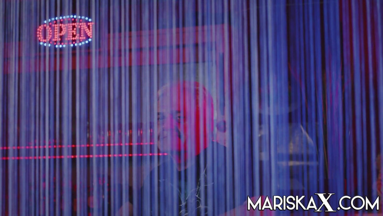 Mariska x: MARISkaX - Mariska scopa sahara mentre un vecchio guarda