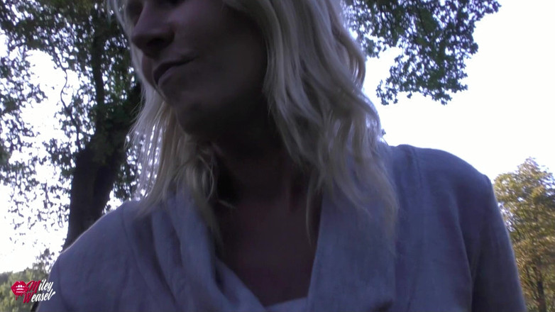 Miley Weasel: Nadržená děvka v parku poznána a stříká všude !!