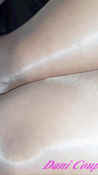 Dani wrijft zijn grote lul over sexy benen van zijn partner in een geweldige lichtbruine panty
