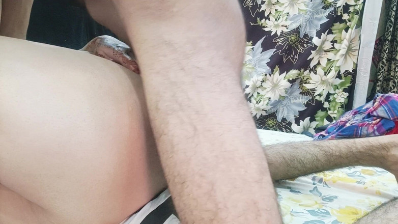 Manosexyscat69: पाकिस्तानी भाभी प्रेमी का बड़ा लंड चोद रही है