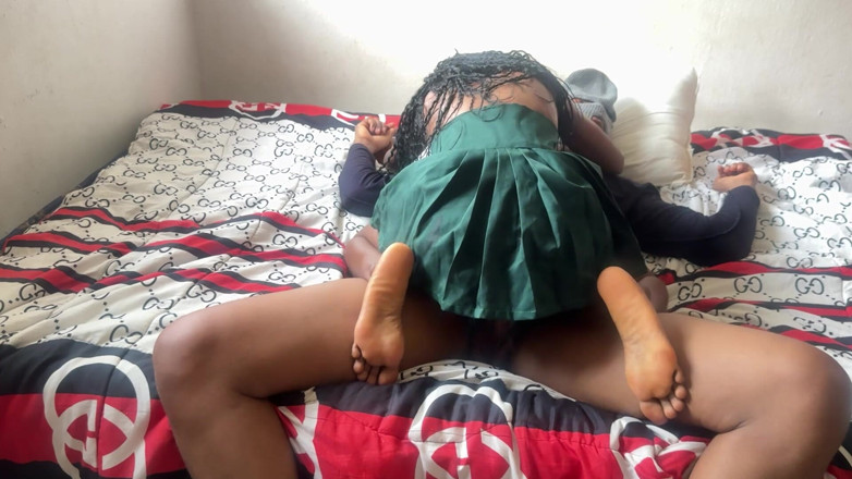 Petite Erotic Africa: 放学后的穆斯林黑人少女