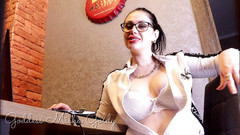 Goddess Misha Goldy: Masturbar enquanto eu sou humilhante você e fazer compras online...