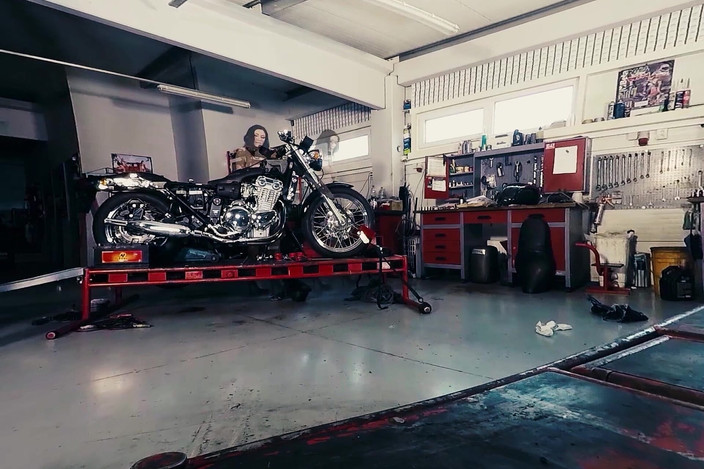 Bikes And Babes TV: 3DVR - 026 - Rachel Эванс делает стриптиз на велосипеде