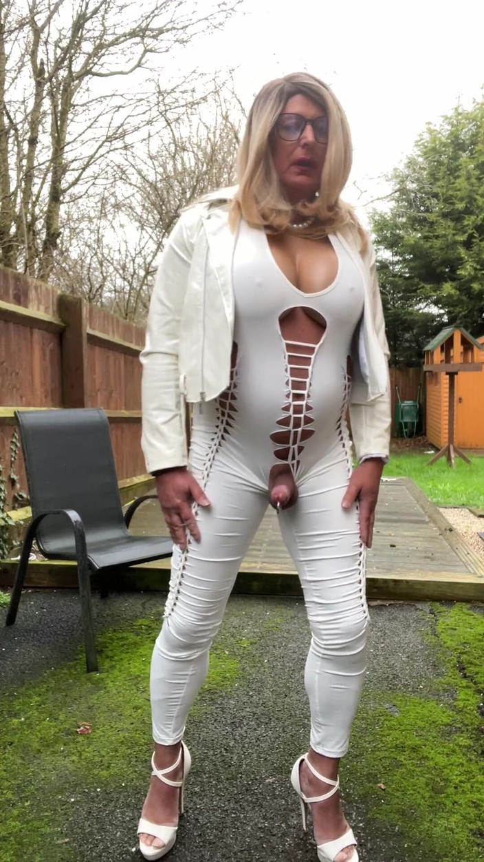 Kellycd2022: アマチュア女装者 Kellycd2022 白いジャンプスーツで屋外でオナニーするセクシーな熟女