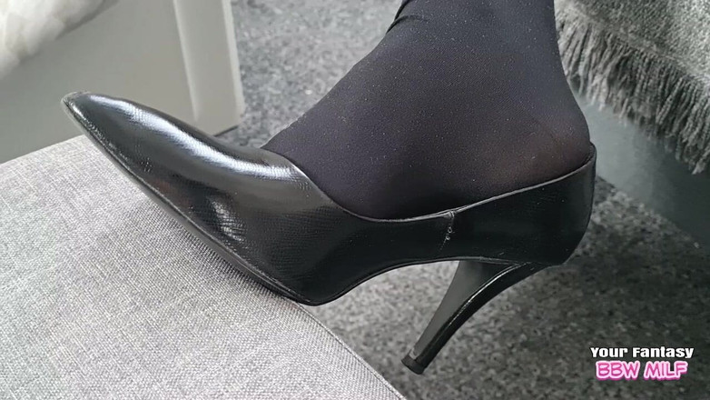 BBW_Wife: Stygg hemmafru som retar klitoris i hårig fitta med vibrator