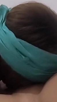 Drobna milf ma świetne umiejętności głębokiego gardła