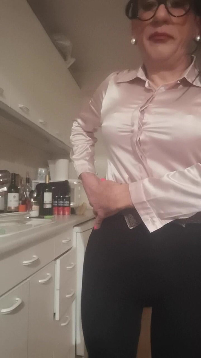 Yusti: Crodreisser opgewonden met satijnen blouse Solit