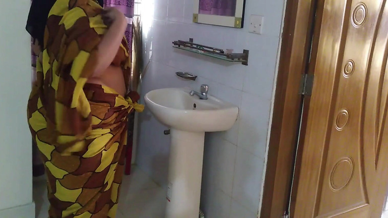 Aria Mia: Jab Tamil Sexy Mosi Bistar Ke Neche Phans Jate Hai...