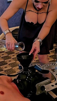 Miss Alessa Milano hai chai nước tiểu
