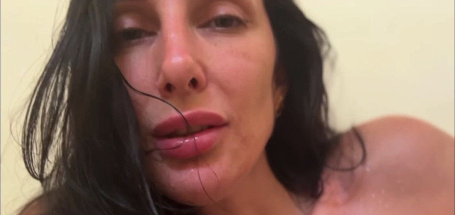 LizaVirgin: Můj nevlastní syn na mě koukal na záchodě