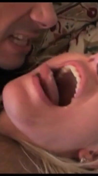 La milf bionda fa un pompino profondo e poi viene scopata in camera da letto