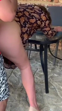 Isteri curang menghisap zakar blowjob di luar