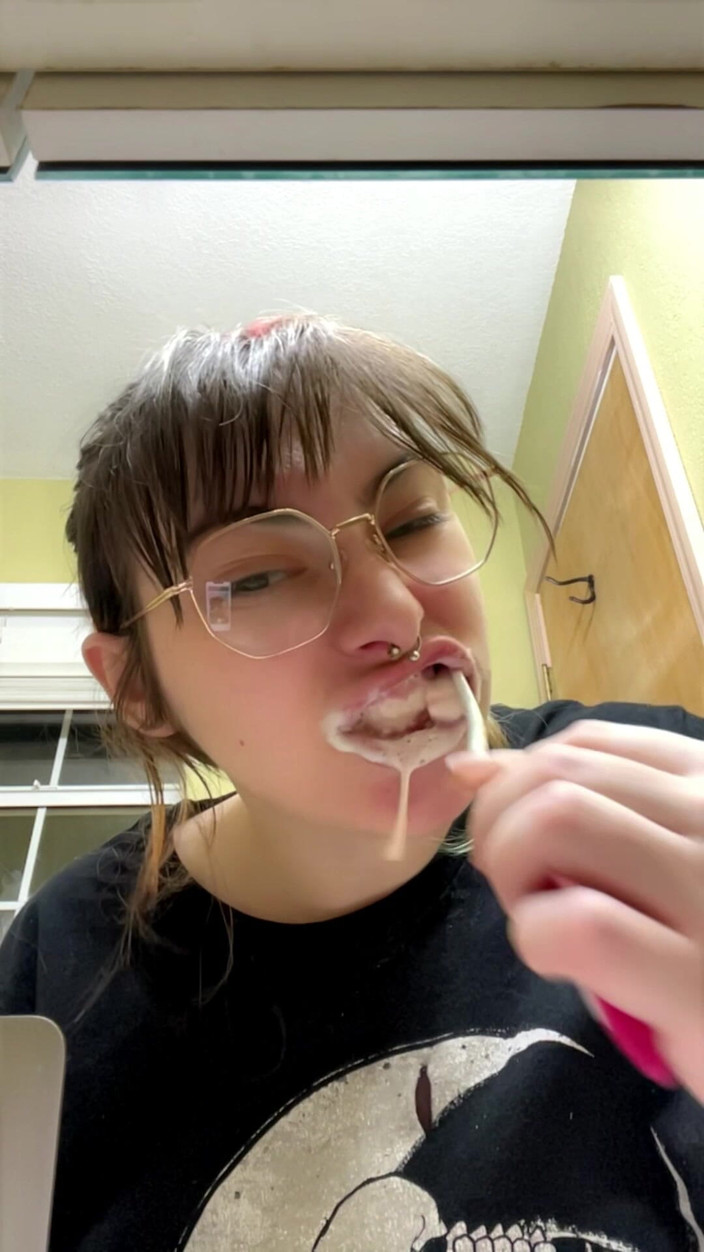 Mushroombitchx: Menyikat gigiku