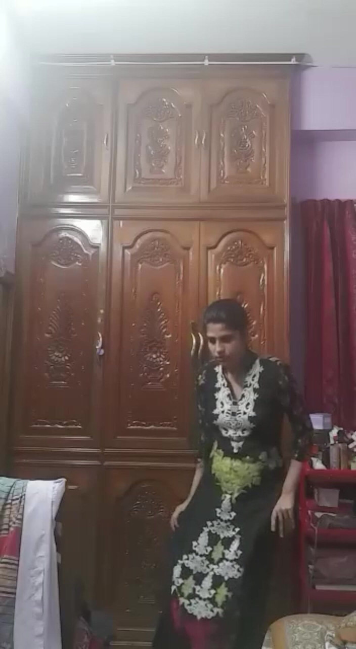 MehwishAly: Dr Sadia face un videoclip nud pentru urmăritorii mei