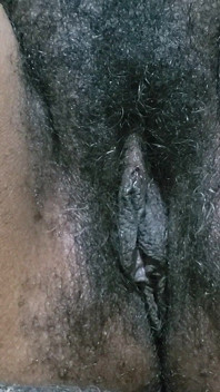 一个阴毛浓密的女人穿着她的秘书衣服