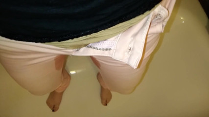 RavenBigAss: Joven coño peludo castigado meando en el ñanos rosa