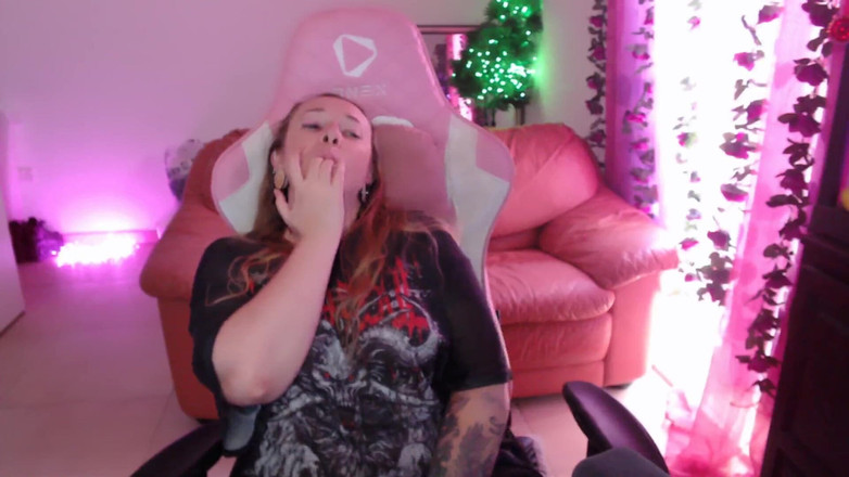 Kisicaxx: Sprosté řeči uctívající ptáka