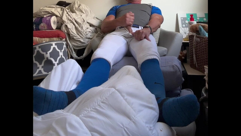 JockDad87: Pemain bisbol alfa Jockdad87 menyemprotkan jock-nya ke dalam perlengkapan birunya.