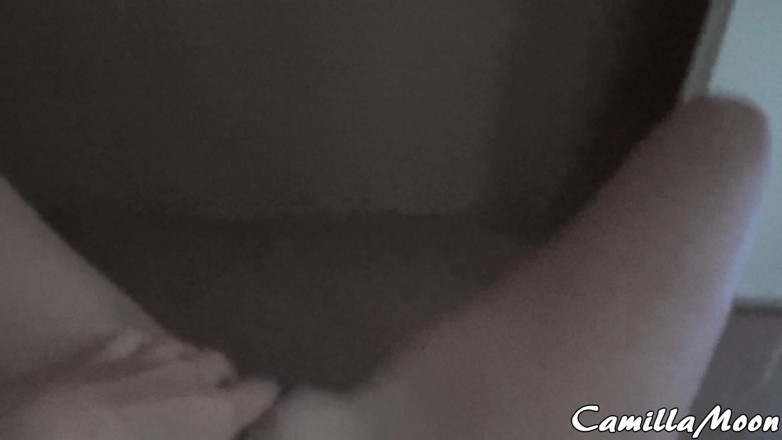 Camilla Moon: ฉี่ของฉันบนผนังในห้องน้ํา