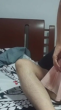 İşe gitmeden önce sevgilim penisime biniyor ve sütümü çıkarıyor
