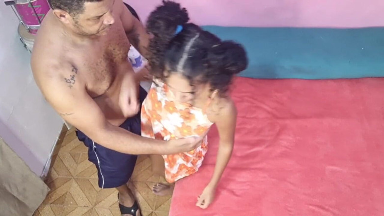 Bebes vagabundas: Моя жена не дает мне свою задницу, я ем свою падчерицу.