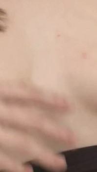 Geile brünette MILF befriedigt sich mit einem vibrator