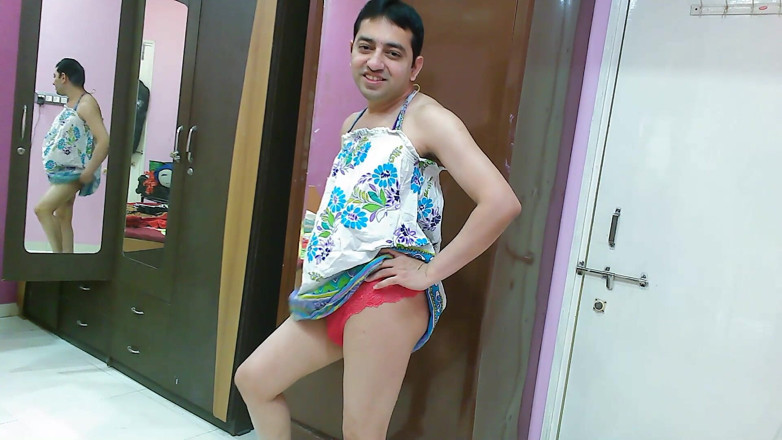 Cute & Nude Crossdresser: Süßer sissy-transvestiert femboy Sweet Lollipop in einem strandkleid mit einem...