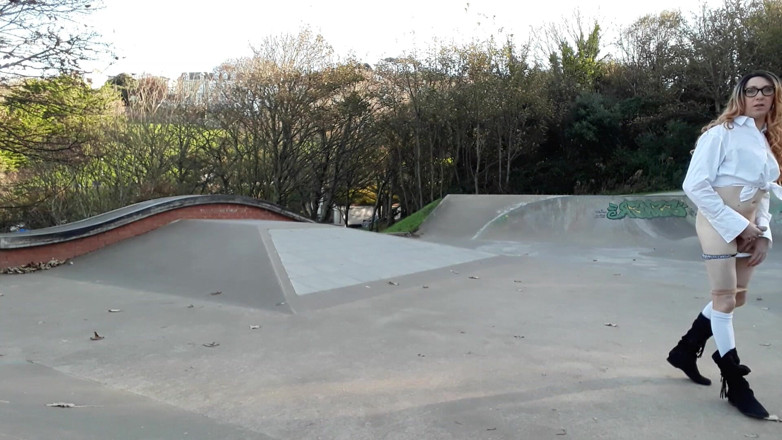 The Midnight Minx: Transvestiten-college-mädchen im skatepark, stripperin
