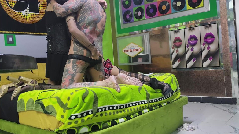 Crystal Phoenix: Tetovaný muž šuká dvě trans dívky