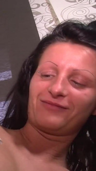 Ella es tetona alemana milf que está aquí para jugar con sus agujeros