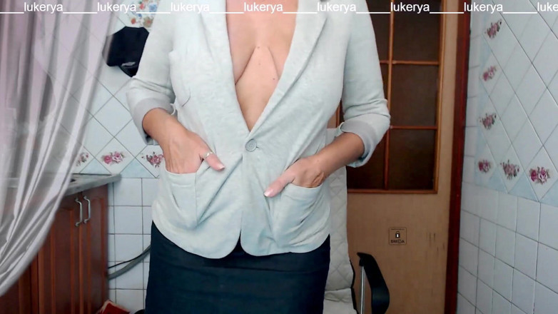 Lukerya: Lukerya zkouší bundu do sukně, ukazuje nahá prsa