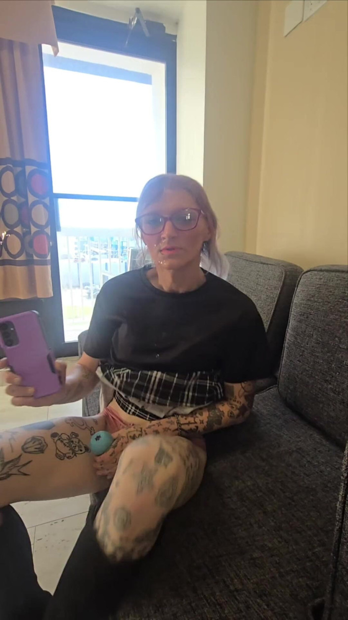 Lynn Kaotik: Si jalang transeksual memancut mani di mukanya sendiri