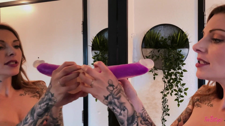 Twistys: Twistys - arquero centavo tatuado juega consigo misma en el espejo