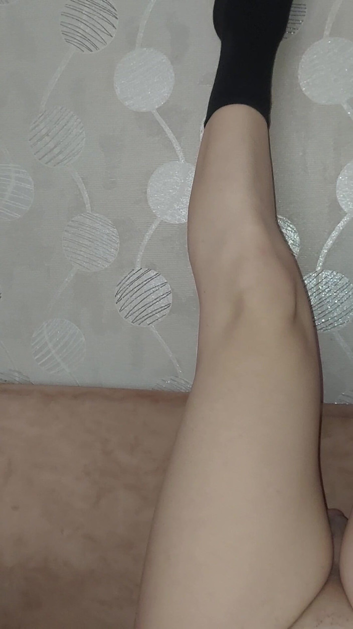 Kitty_Cross: 光滑的腿给可爱的女性鸡巴加压 热手淫在射精前