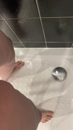 VikkiGeorgia: Pee in Shower
