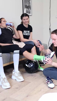 Dewi sepak bola amerika wanita pesepakbola dengan kaki yang bau dan kakinya lagi asik dipuja