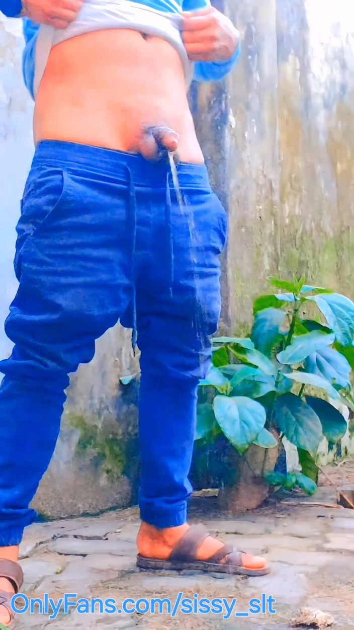 Sissy Bisexual: फेमबॉय ट्विंक आउटडोर पेशाब और मस्ती Compilation.mp4