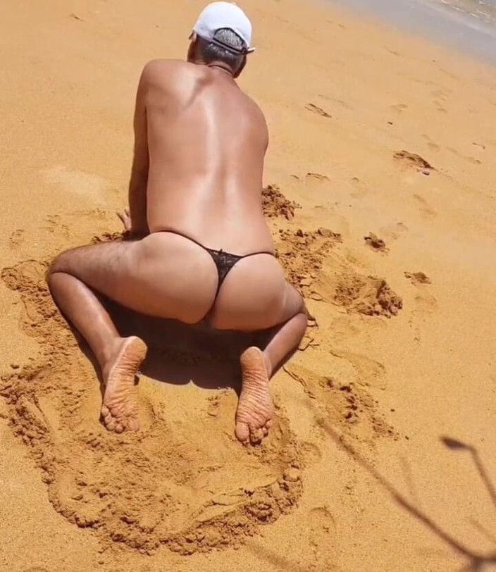 Ladysilvas: समुद्र तट पर पैंटीज में बहुत सेक्सी Ladysilva क्या हॉट गांड है