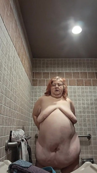 La Bellissima Infermiera Vicki Balla E Si Spoglia in Bagno!