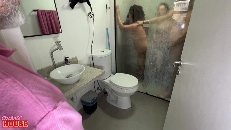 CuckoldHouse: 두 남자와 섹스하는 발정난 나이든 여자, 남편이 집으로 데려왔어
