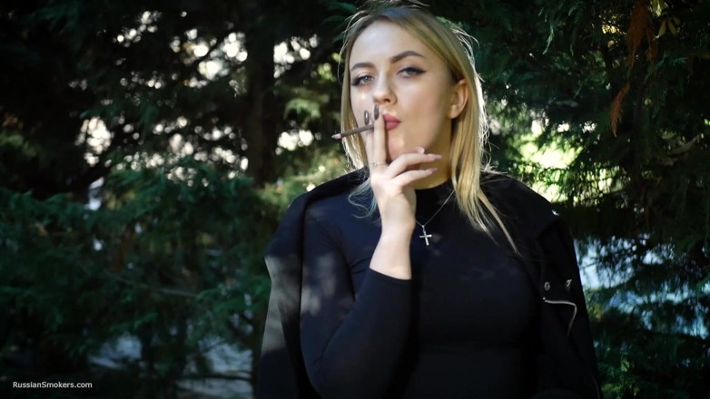Russian Smokers: Awek blonde panas merokok dua rokok hitam di alam semula...