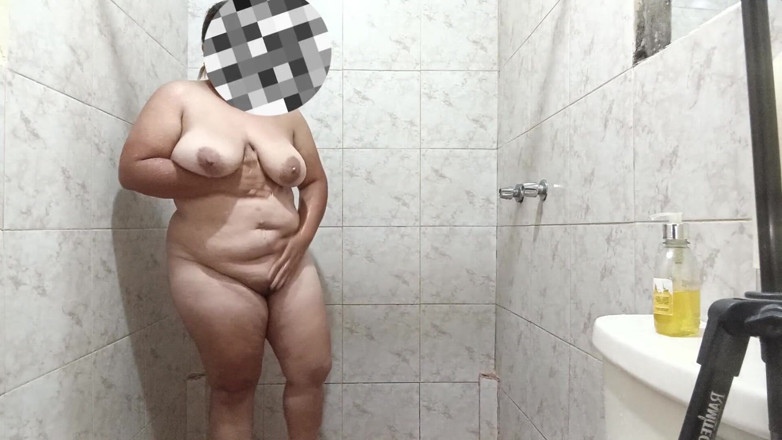Stepmom_with_big_tits: Сексуальная латинская девушка трогает себя очень богатой во время душа богатой и имеет гигантские груди.