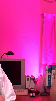 Dr. Iori schnüffelt, spuckt weiter und leckt Nimos Nase. Eine routinemäßige Untersuchung endet mit ihrer Zunge tief in den Nasenlöchern der Patientin.